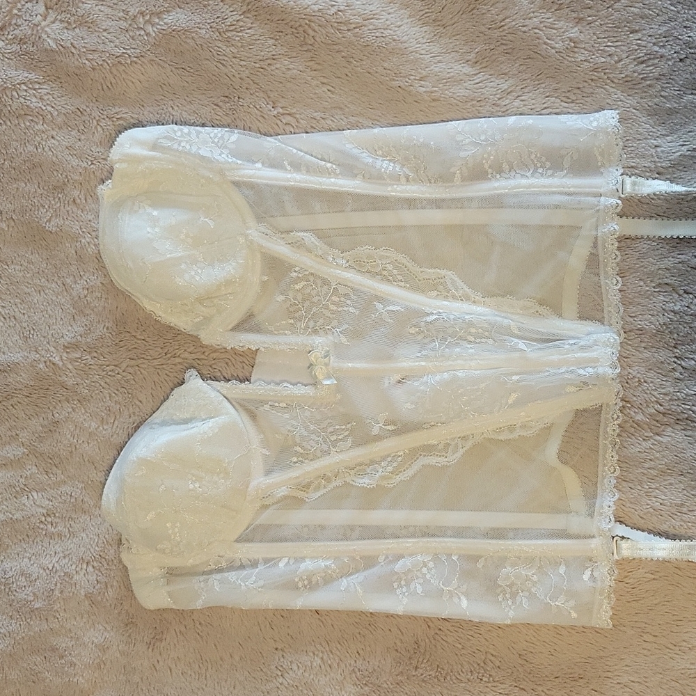 Bridal lingerie cream lace push up corset with boning and detachable garters.